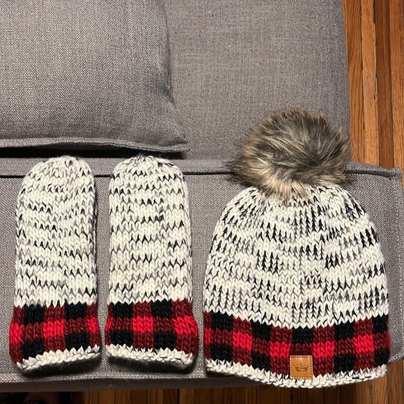 Matching Hat & Mitten Set! - Picture 2 of 7